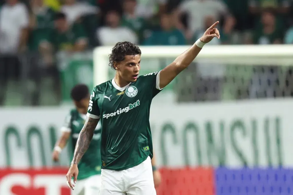 SAO PAULO, BRAZIL – APRIL 09: Richard Rios of Palmeiras celebrates after scoring the team’s first goal during the Copa CONMEBOL Libertadores 2025 Group G match between Palmeiras and Cerro Porteño at Allianz Parque on April 09, 2025 in Sao Paulo, Brazil. (Photo by Alexandre Schneider/Getty Images)