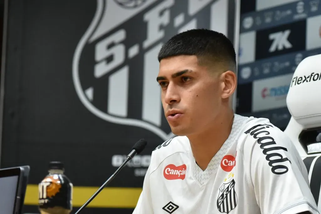 Adonis Frias durante sua apresentação oficial como jogador do Santos em coletiva de imprensa realizada no Vila Belmiro. Foto: Jota Erre/AGIF