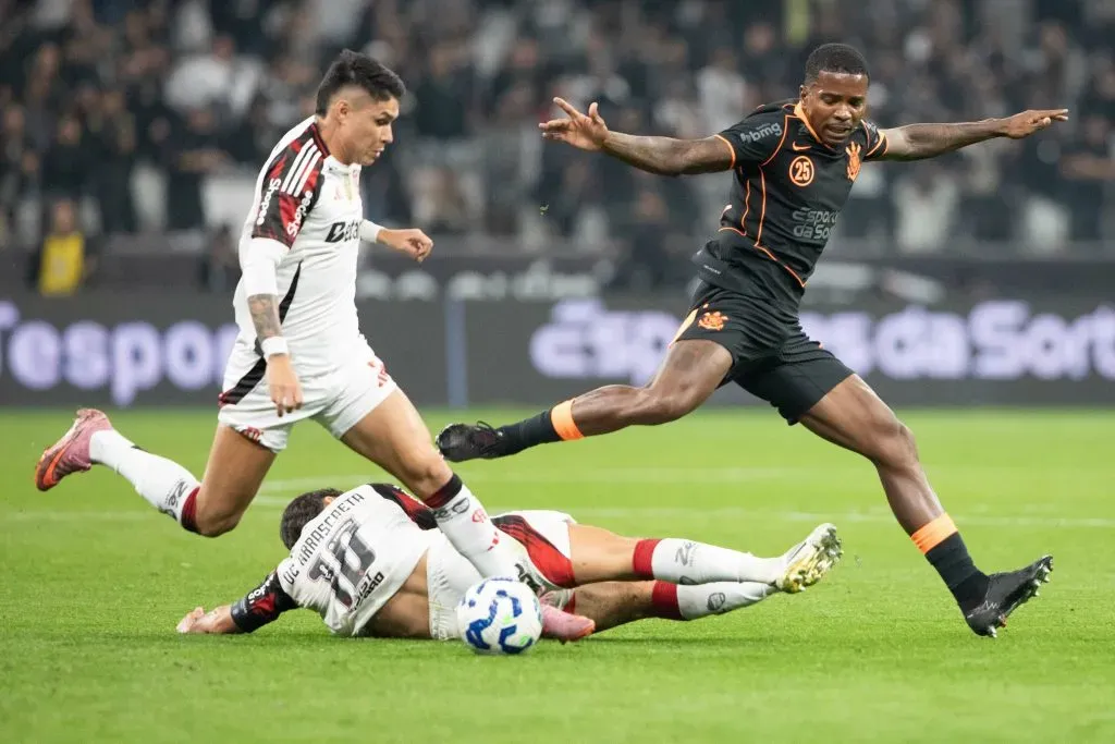 SP – SAO PAULO – 28/09/2025 – BRASILEIRO A 2025, CORINTHIANS X FLAMENGO – CACA jogador do Corinthians disputa lance com Giorgian de Arrascaeta jogador do Flamengo durante partida no estadio Arena Corinthians pelo campeonato Brasileiro A 2025. Foto: Joisel Amaral/AGIF