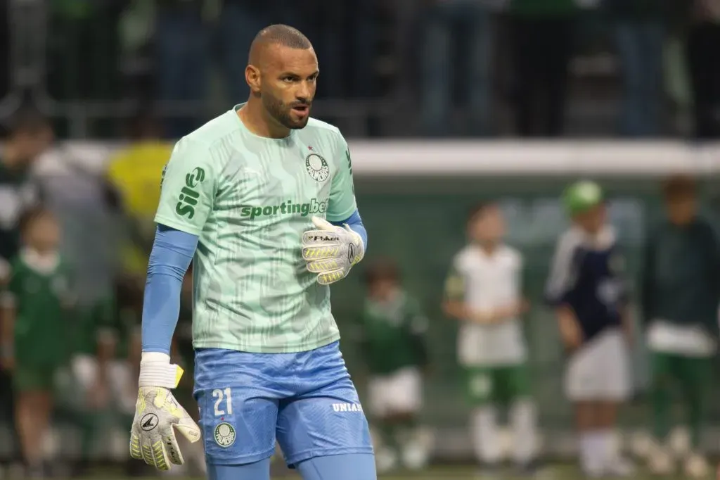 SP – SAO PAULO – 13/09/2025 – BRASILEIRO A 2025, PALMEIRAS X INTERNACIONAL – Weverton jogador do Palmeiras durante aquecimento antes da partida contra o Internacional no estadio Arena Allianz Parque pelo campeonato Brasileiro A 2025. Foto: Anderson Romao/AGIF