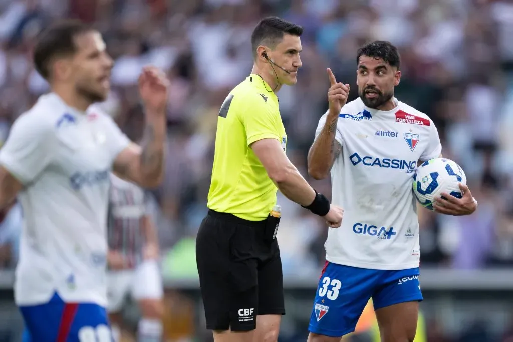 RJ – RIO DE JANEIRO – 16/08/2025 – BRASILEIRO A 2025, FLUMINENSE X FORTALEZA – Britez jogador do Fortaleza reclama com a arbitragem durante partida contra o Fluminense no estAdio Maracana pelo campeonato Brasileiro A 2025. Foto: Jorge Rodrigues/AGIF