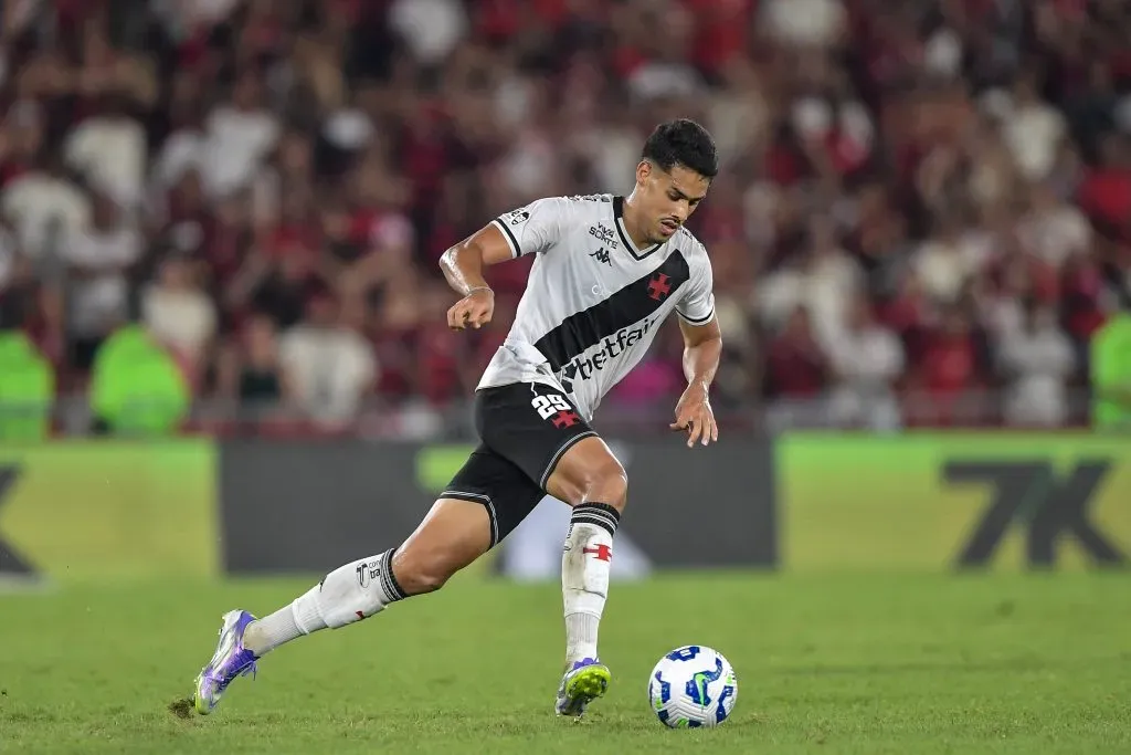 Lucas Oliveira jogador do Vasco durante partida contra o Flamengo – Foto: Thiago Ribeiro/AGIF