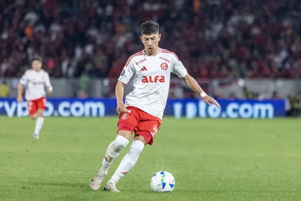Alan Rodriguez jogador do Internacional durante partida contra o Flamengo no estadio Maracana pelo campeonato Copa Libertadores 2025. Foto: Lucas Gabriel Cardoso/AGIF