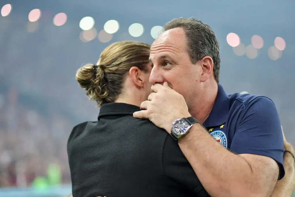 RJ – RIO DE JANEIRO – 10/05/2025 – BRASILEIRO A 2025, FLAMENGO X BAHIA – Filipe Luis tecnico do Flamengo com Rogerio Ceni tecnico do Bahia durante partida no estadio Maracana pelo campeonato Brasileiro A 2025. Foto: Thiago Ribeiro/AGIF