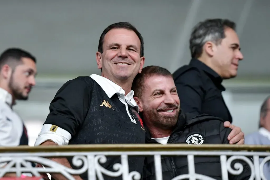 Pedrinho presidente do Vasco e Eduardo Paes prefeito do Rio de Janeiro durante solenidade de sancao da lei do potencial construtivo da reforma do estadio de Sao Januario. Foto: Thiago Ribeiro/AGIF