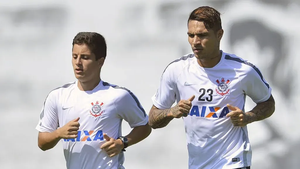 Guerrero e Matheus Cassini em treino do Corinthians em 2015. Foto: Mauro Horita/AGIF