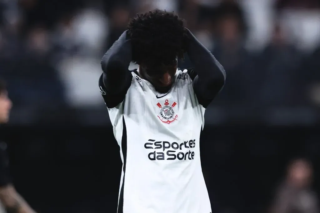 SP – SAO PAULO – 16/08/2025 – BRASILEIRO A 2025, CORINTHIANS X BAHIA – Talles Magno jogador do Corinthians lamenta durante partida contra o Bahia no estadio Arena Corinthians pelo campeonato Brasileiro A 2025. Foto: Ettore Chiereguini/AGIF