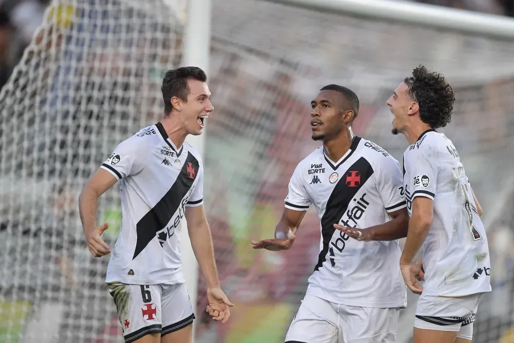 Rayan jogador do Vasco comemora seu gol com jogadores do seu time durante partida contra o Vitoria no estadio Sao Januario pelo campeonato Brasileiro A 2025. Foto: Thiago Ribeiro/AGIF
