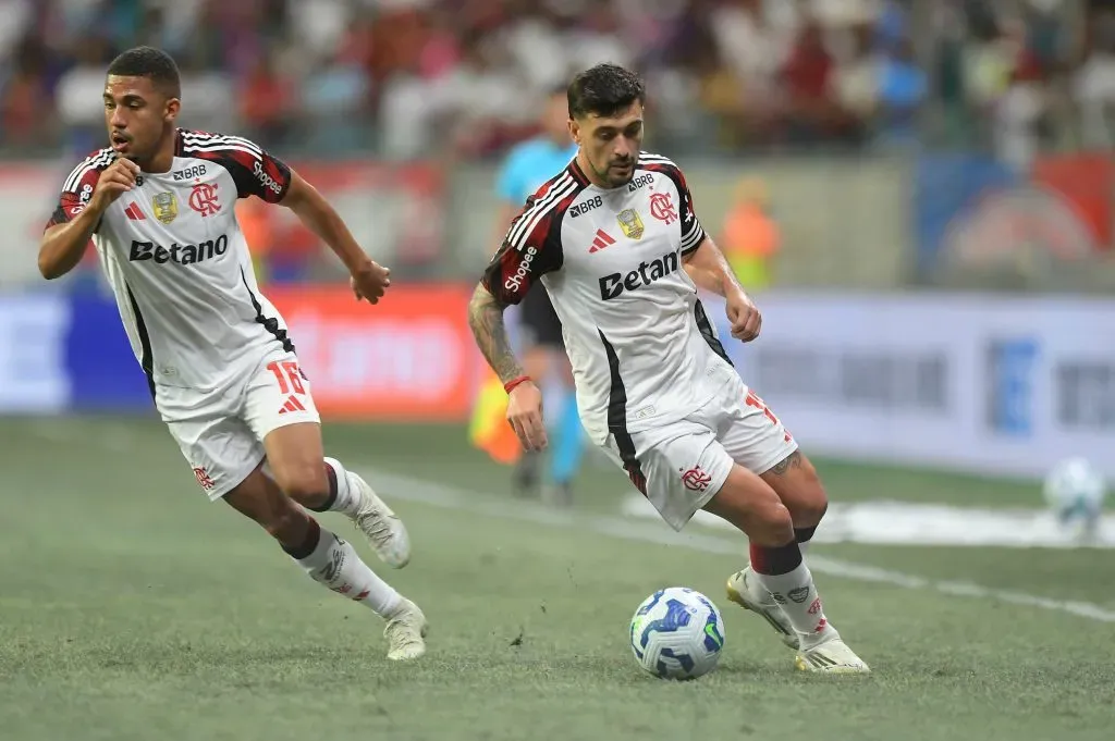 BA – SALVADOR – 05/10/2025 – BRASILEIRO A 2025, BAHIA X FLAMENGO – Arrascaeta jogador do Flamengo durante partida contra o Bahia no estadio Fonte Nova pelo campeonato Brasileiro A 2025. Foto: Jhony Pinho/AGIF