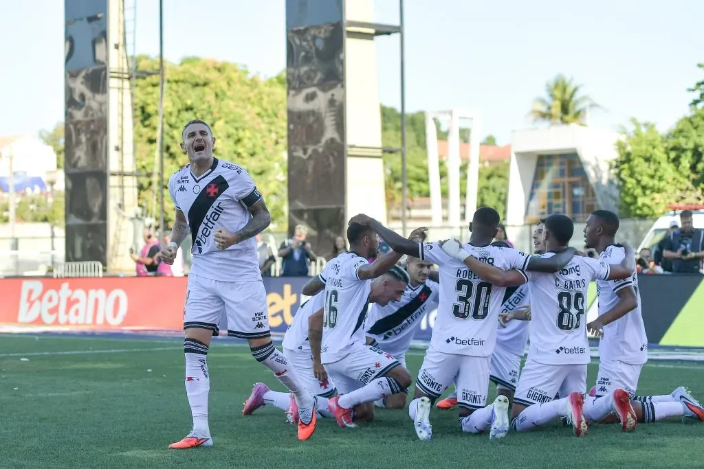 RJ – RIO DE JANEIRO – 05/10/2025 – BRASILEIRO A 2025, VASCO X VITORIA – Nuno Moreira jogador do Vasco comemora seu gol com jogadores do seu time durante partida contra o Vitoria no estadio Sao Januario pelo campeonato Brasileiro A 2025. Foto: Thiago Ribeiro/AGIF