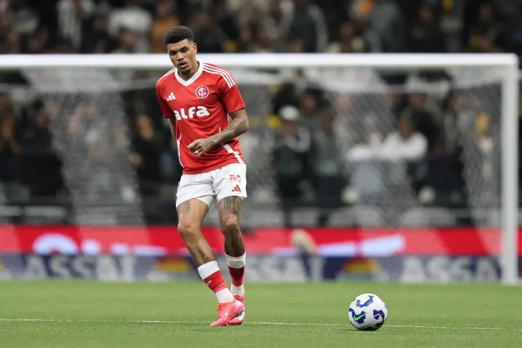 Juninho jogador do Internacional durante partida contra o Atlético-MG – Foto: Gilson Lobo/AGIF