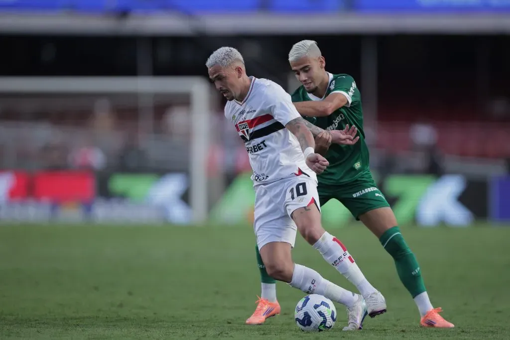 SP – SAO PAULO – 05/10/2025 – BRASILEIRO A 2025, SAO PAULO X PALMEIRAS – Luciano jogador do Sao Paulo disputa lance com Andreas Pereira jogador do Palmeiras durante partida no estadio Morumbi pelo campeonato Brasileiro A 2025. Foto: Ettore Chiereguini/AGIF