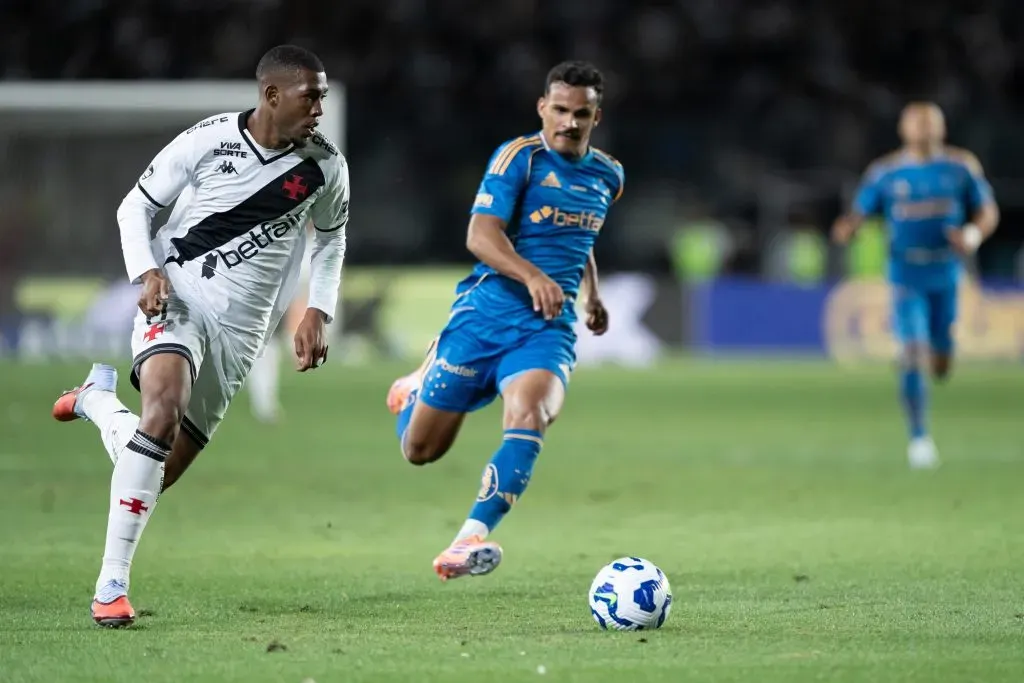 Rayan jogador do Vasco durante partida contra o Cruzeiro – Foto: Jorge Rodrigues/AGIF