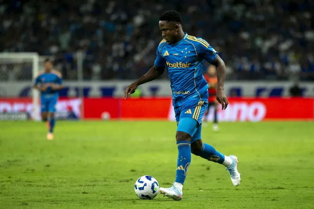 Sinisterra jogador do Cruzeiro durante partida contra o Sport – Foto: Fernando Moreno/AGIF
