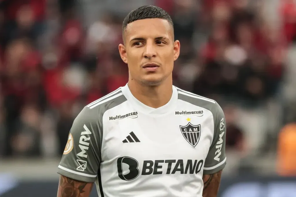 Guilherme Arana durante partida contra o Athletico-PR no Campeonato Brasileiro de 2023. Foto: Robson Mafra/AGIF