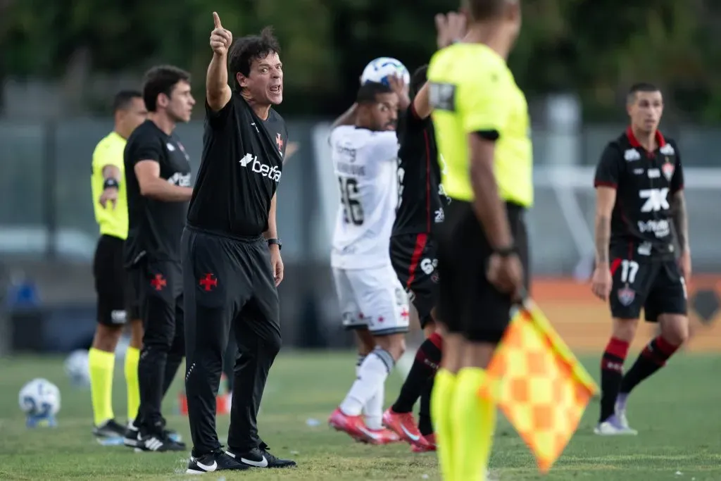 Fernando Diniz técnico do Vasco durante partida contra o Vitoria – Foto: Jorge Rodrigues/AGIF