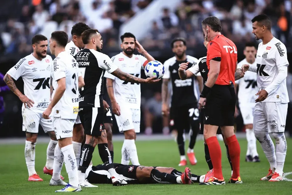SP – SAO PAULO – 18/05/2025 – BRASILEIRO A 2025, CORINTHIANS X SANTOS – Yuri Alberto jogador do Corinthians sofre falta durante partida contra o Santos no estadio Arena Corinthians pelo campeonato Brasileiro A 2025. Foto: Ettore Chiereguini/AGIF