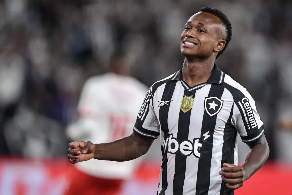 Botafogo ainda não pagou o valor total ao Grêmio por Nathan Fernandes – Foto: Thiago Ribeiro/AGIF.