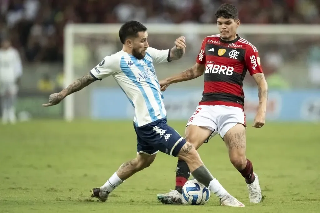 RJ – RIO DE JANEIRO – 08/06/2023 – LIBERTADORES 2023, FLAMENGO X RACING – Ayrton Lucas jogador do Flamengo disputa lance com Gomez jogador do Racing durante partida no estadio Maracana pelo campeonato Libertadores 2023. Foto: Jorge Rodrigues/AGIF