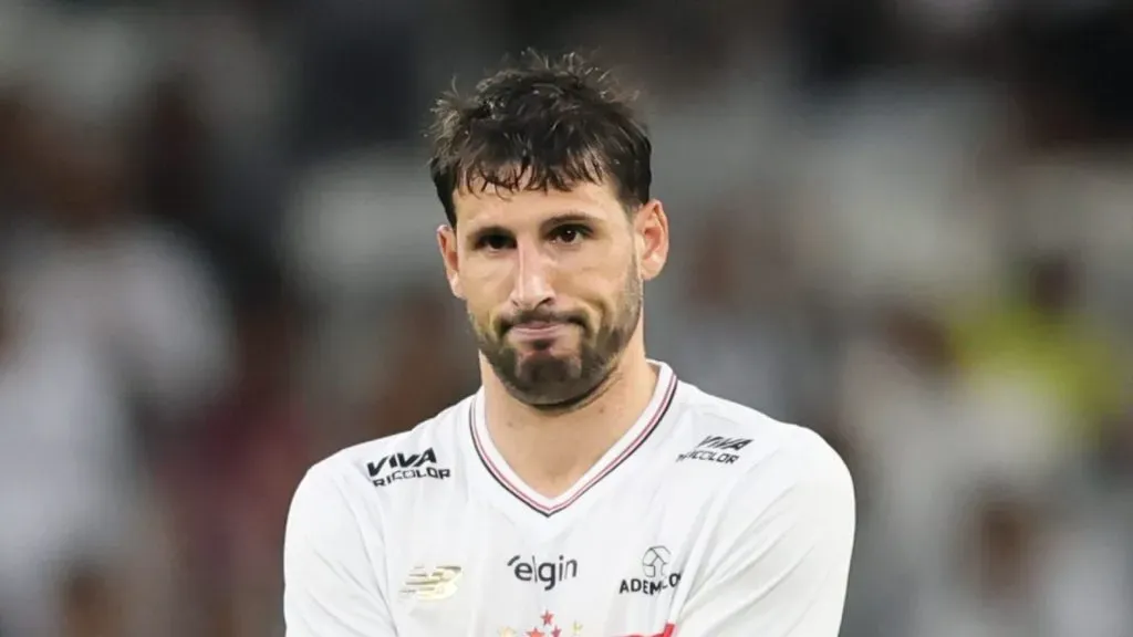 Expulsão de Calleri foi polêmica - Foto: Gilson Lobo/AGIF.