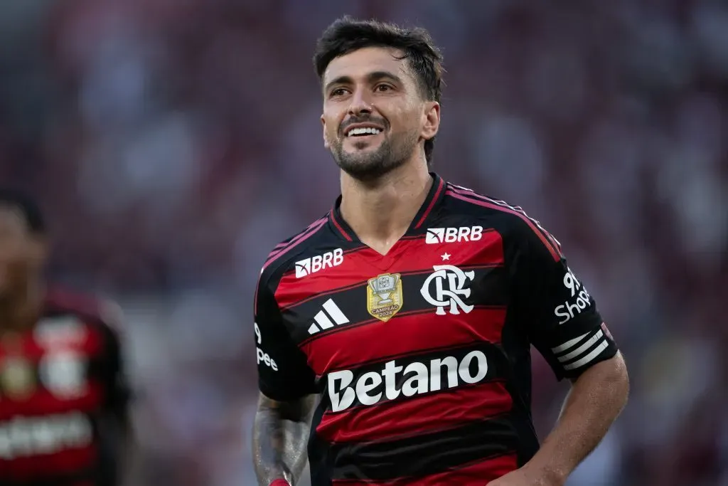 Arrascaeta jogador do Flamengo comemora seu gol durante partida contra o Gremio no estadio Maracana pelo campeonato Brasileiro A 2025. Foto: Jorge Rodrigues/AGIF