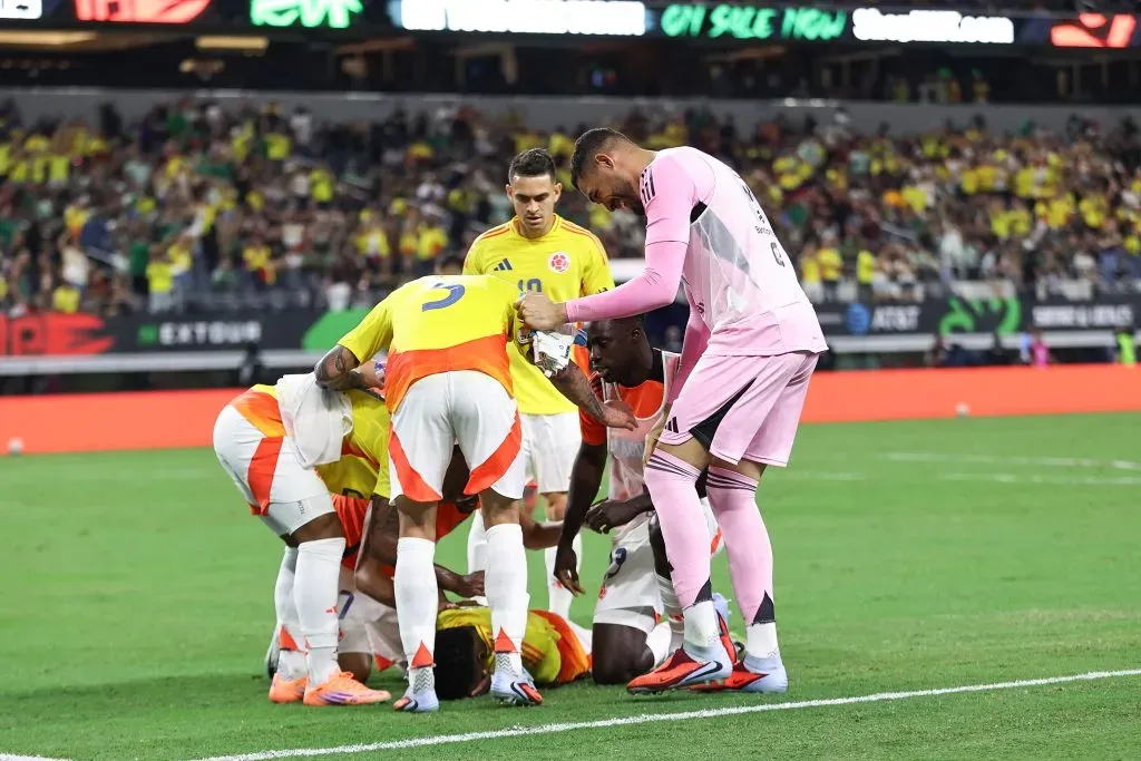 ARLINGTON, TEXAS – OCTOBER 11: Colombian players celebrate the fourth goal scored by Johan Carbonero #18 during an international friendly match between Mexico and Colombia at AT&T Stadium on October 11, 2025 in Arlington, Texas. (Photo by Omar Vega/Getty Images)