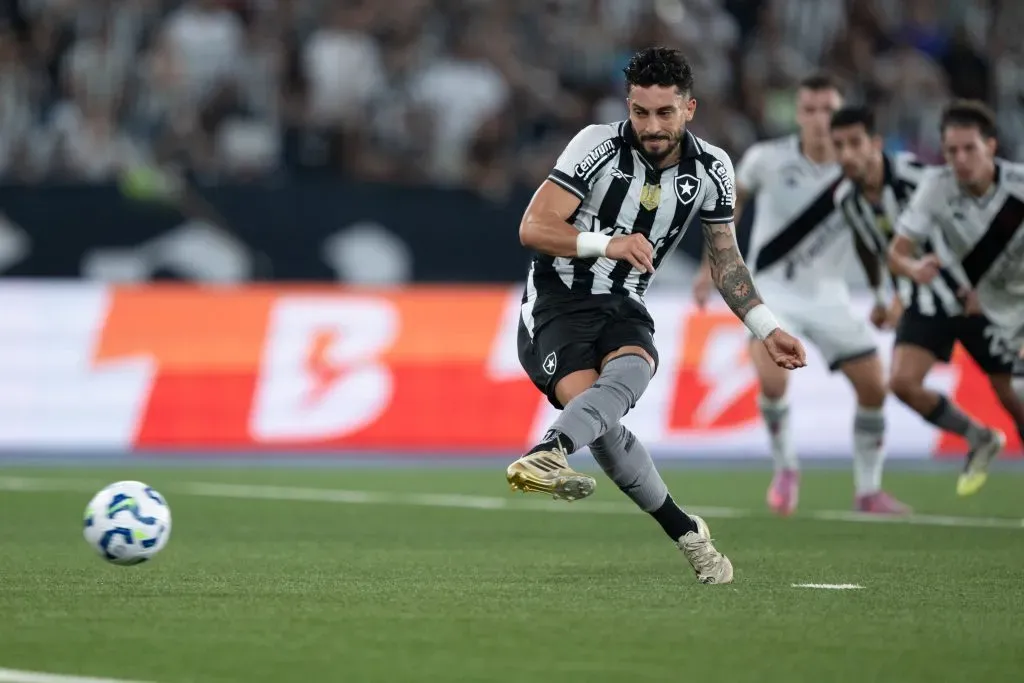 Alex Telles jogador do Botafogo cobra pênalti durante partida contra o Vasco – Foto: Jorge Rodrigues/AGIF