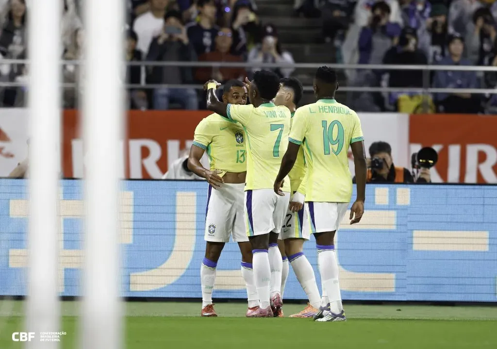 Paulo Henrique recebe abraço de Vini Jr após marcar o primeiro gol da Amarelinha. Foto: Rafael Ribeiro | CBF