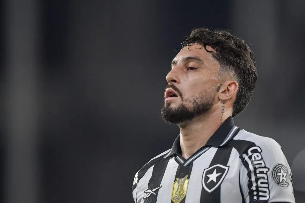 RJ – RIO DE JANEIRO – 11/09/2025 – COPA DO BRASIL 2025, BOTAFOGO X VASCO – Alex Telles jogador do Botafogo durante partida contra o Vasco no estadio Engenhao pelo campeonato Copa Do Brasil 2025. Foto: Thiago Ribeiro/AGIF