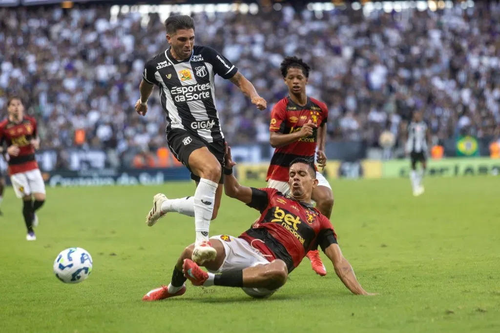 Lucas Mugni jogador do Ceara durante partida contra o Sport no estadio Arena Castelao pelo campeonato Brasileiro A 2025. Foto: Lucas Emanuel/AGIF