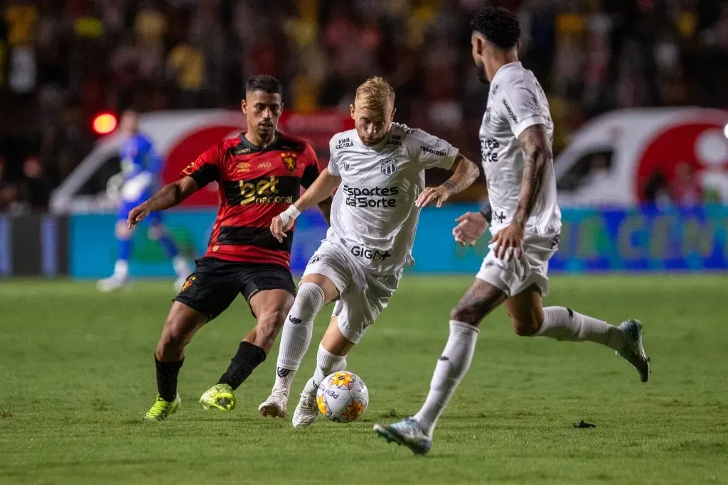 PE – RECIFE – 09/07/2025 – COPA DO NORDESTE 2025, SPORT X CEARA – Hereda jogador do Sport disputa lance com Pedro Henrique jogador do Ceara durante partida no estadio Ilha do Retiro pelo campeonato Copa Do Nordeste 2025. Foto: Rafael Vieira/AGIF