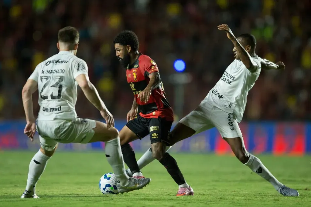Jogador do Sport e Ceara na Ilha do Retiro em Recife (PE), pelo Campeonato Brasileiro A 2025. Foto: Marlon Costa/AGIF