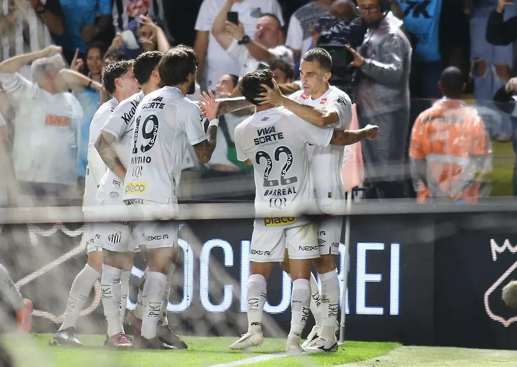 SP – SANTOS – 15/10/2025 – BRASILEIRO A 2025, SANTOS X CORINTHIANS – Alvaro Barreal jogador do Santos comemora seu gol durante partida contra o Corinthians no estadio Vila Belmiro pelo campeonato Brasileiro A 2025. Foto: Mauricio De Souza/AGIF