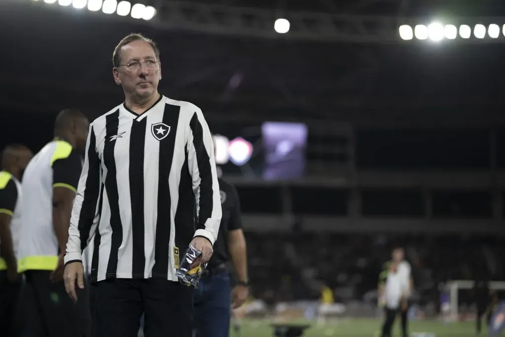 John Textor durante jogo do Botafogo – Foto: Jorge Rodrigues/AGIF
