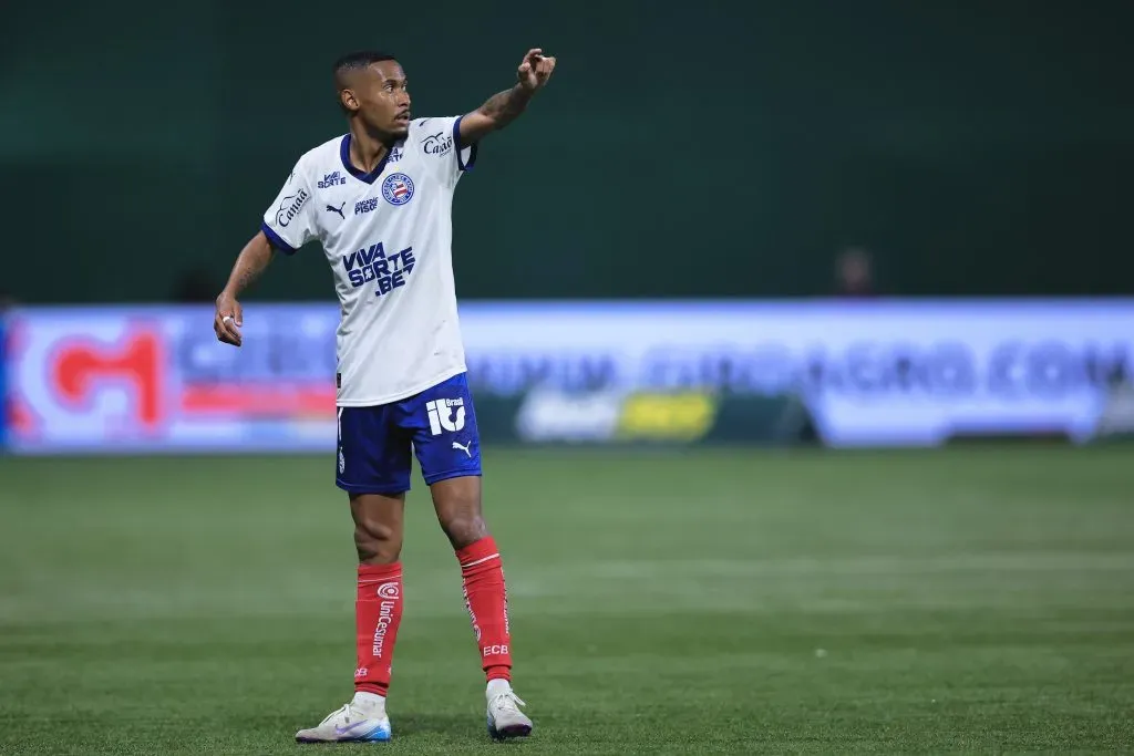 Ademir durante partida contra o Palmeiras no Campeonato Brasileiro de 2025. Foto: Ettore Chiereguini/AGIF