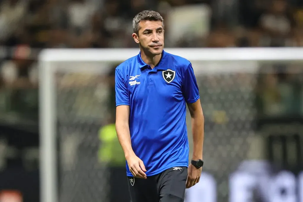 MG – BELO HORIZONTE – 16/09/2023 – BRASILEIRO A 2023, ATLETICO-MG X BOTAFOGO – Bruno Lage tecnico do Botafogo durante partida contra o Atletico-MG no estadio Arena MRV pelo campeonato Brasileiro A 2023. Foto: Gilson Lobo/AGIF