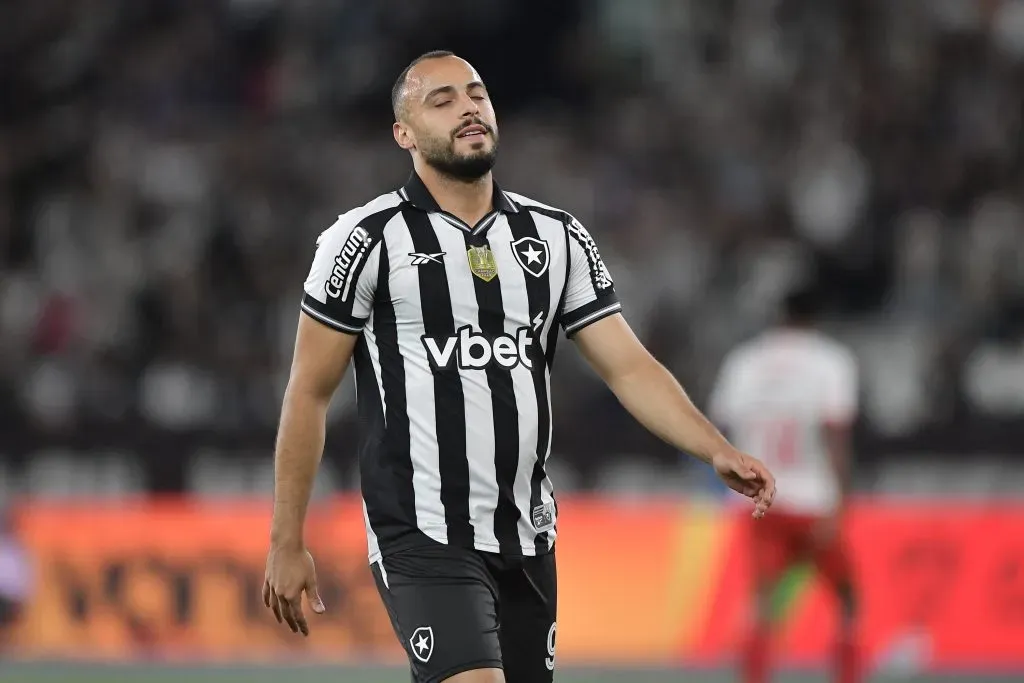 Arthur Cabral convive com problemas físicos no Botafogo. Foto: Thiago Ribeiro/AGIF