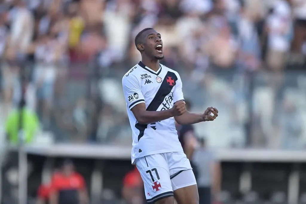 RJ – RIO DE JANEIRO – 05/10/2025 – BRASILEIRO A 2025, VASCO X VITORIA – Rayan jogador do Vasco comemora seu gol durante partida contra o Vitoria no estadio Sao Januario pelo campeonato Brasileiro A 2025. Foto: Thiago Ribeiro/AGIF