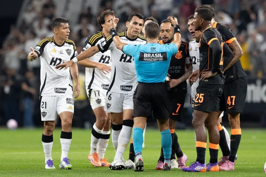 Duelo Corinthians x Atlético-MG foi bastante brigado. Foto: Joisel Amaral/AGIF
