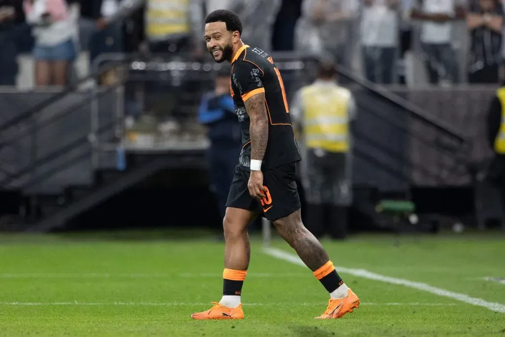 SP – SAO PAULO – 18/10/2025 – BRASILEIRO A 2025, CORINTHIANS X ATLETICO-MG – Memphis Depay jogador do Corinthians lamenta durante partida contra o Atletico-MG no estadio Arena Corinthians pelo campeonato Brasileiro A 2025. Foto: Joisel Amaral/AGIF