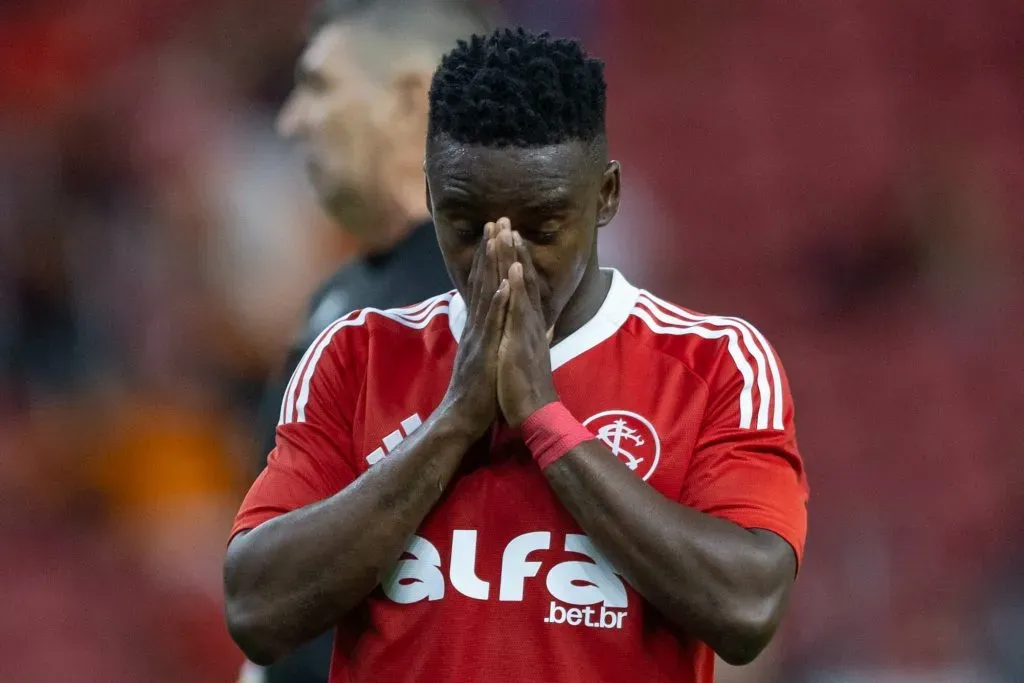 Johan Carbonero jogador do Internacional lamenta durante partida contra o Gremio no estadio Beira-Rio pelo campeonato Brasileiro A 2025. Foto: Liamara Polli/AGIF