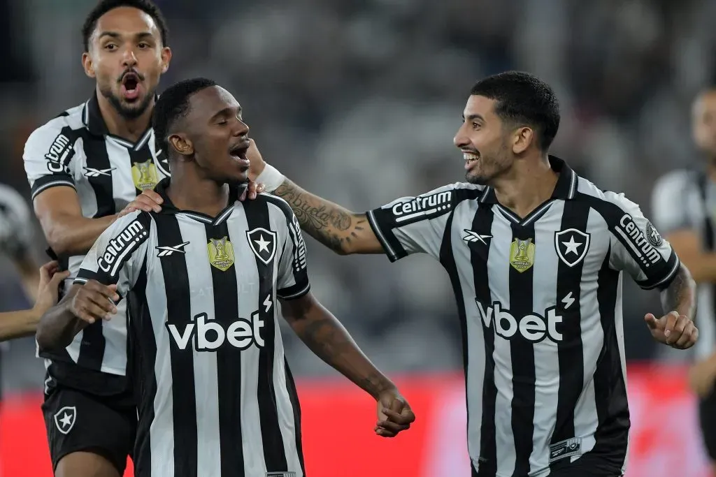 Jeffinho jogador do Botafogo comemora seu gol durante partida contra o Bahia no estadio Engenhao pelo campeonato Brasileiro A 2025. Foto: Thiago Ribeiro/AGIF