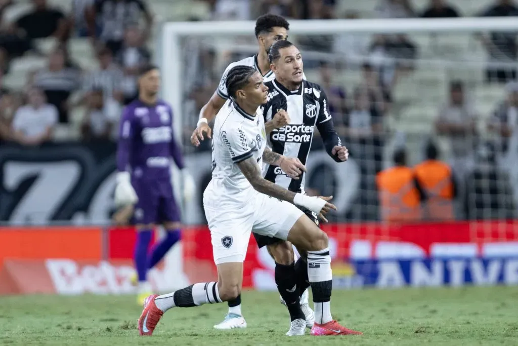 Vina jogador do Ceara disputa lance com Newton jogador do Botafogo durante partida no estadio Castelao pelo campeonato Brasileiro A 2025. Foto: Baggio Rodrigues/AGIF