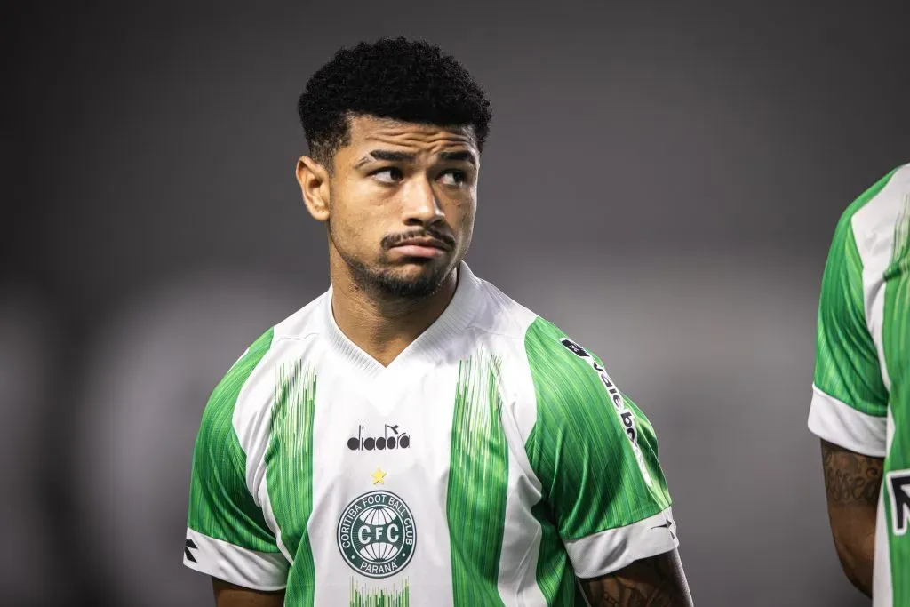 Lucas Ronier durante partida contra o Santos na Série B de 2024. Foto: Abner Dourado/AGIF