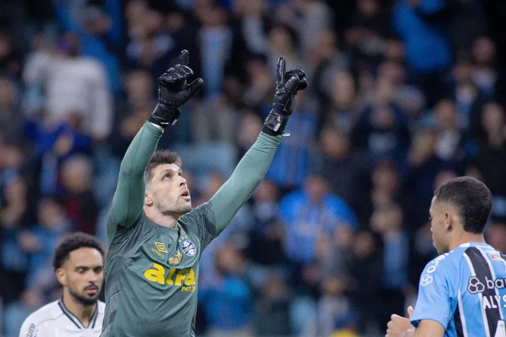 RS – PORTO ALEGRE – 24/09/2025 – BRASILEIRO A 2025, GREMIO X BOTAFOGO – Tiago Volpi jogador do Gremio comemora seu gol durante partida contra o Botafogo no estadio Arena do Gremio pelo campeonato Brasileiro A 2025. Foto: Maxi Franzoi/AGIF