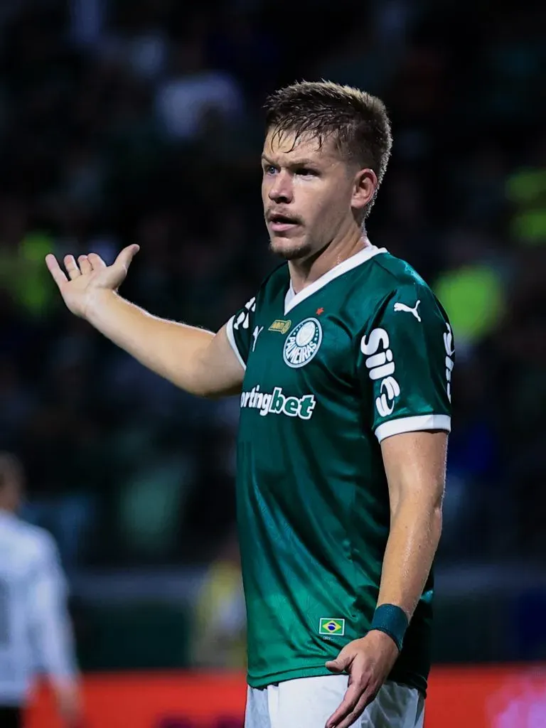 SP – SAO PAULO – 22/05/2025 – COPA DO BRASIL 2025, PALMEIRAS X CEARA – Bruno Fuchs jogador do Palmeiras reclama com a arbitragem durante partida contra o Ceara no estadio Arena Allianz Parque pelo campeonato Copa Do Brasil 2025. Foto: Fabio Giannelli/AGIF