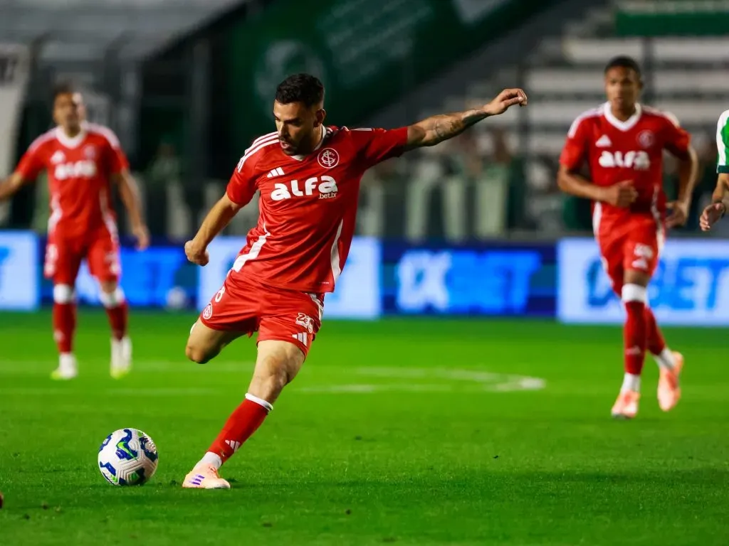 Bruno Henrique jogador do Internacional durante partida contra o Juventude no estadio Alfredo Jaconi pelo campeonato Brasileiro A 2025. Foto: Luiz Erbes/AGIF