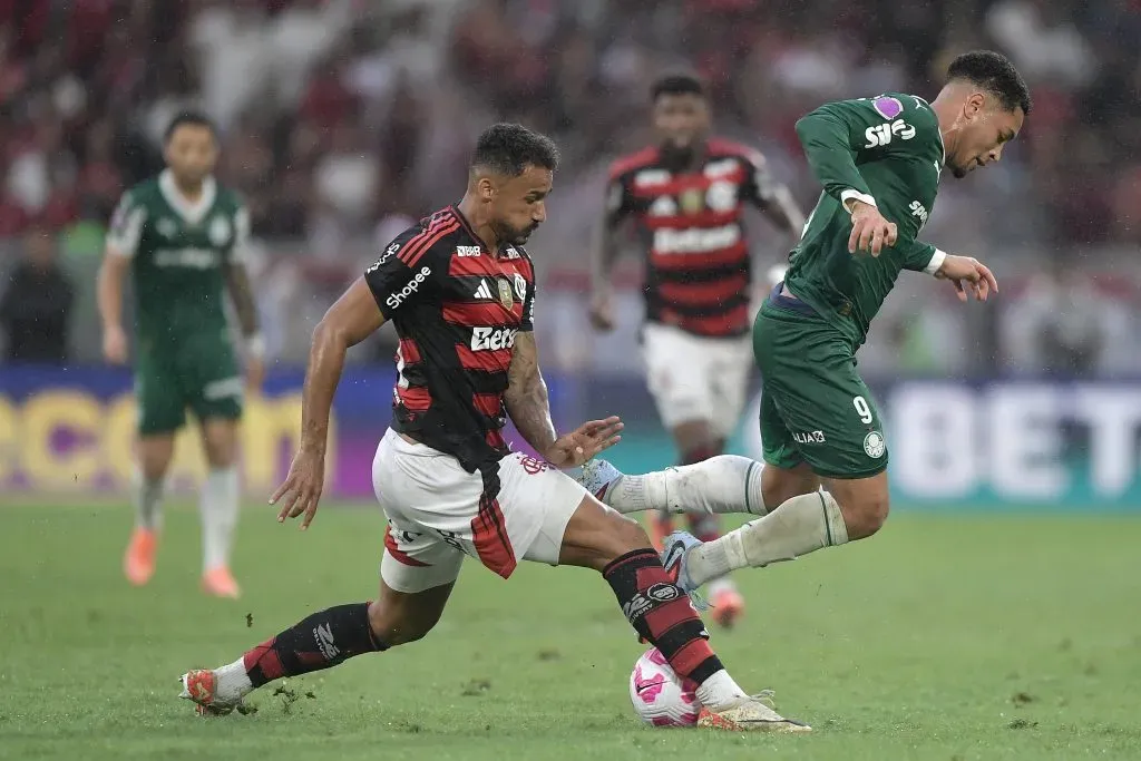 Danilo jogador do Flamengo disputa lance com Vitor Roque jogador do Palmeiras durante partida no estadio Maracana pelo campeonato Brasileiro A 2025. Foto: Thiago Ribeiro/AGIF