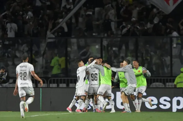 Paulo Henrique jogador do Vasco comemora seu gol com jogadores do seu time durante partida contra o Cruzeiro no estadio Sao Januario pelo campeonato Brasileiro A 2025. Foto: Thiago Ribeiro/AGIF