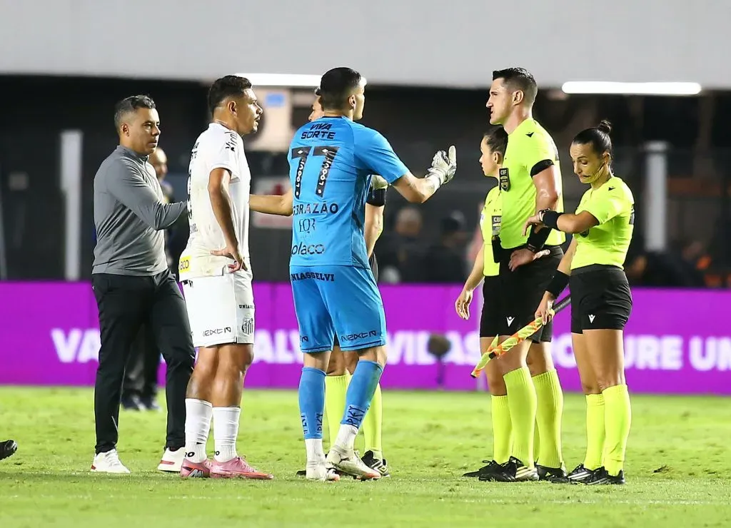 SP – SANTOS – 20/10/2025 – BRASILEIRO A 2025, SANTOS X VITORIA – Gabriel Brazao jogador do Santos lamenta durante partida contra o Vitoria no estadio Vila Belmiro pelo campeonato Brasileiro A 2025. Foto: Mauricio De Souza/AGIF